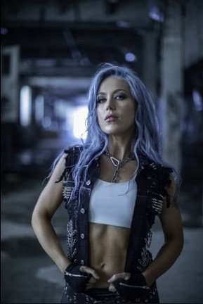 Alissa White-Gluz: La Voz Camaleónica del Metal y sus Múltiples Alianzas