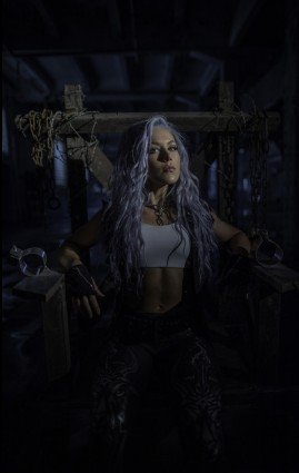 Alissa White-Gluz: La Voz Camaleónica del Metal y sus Múltiples Alianzas