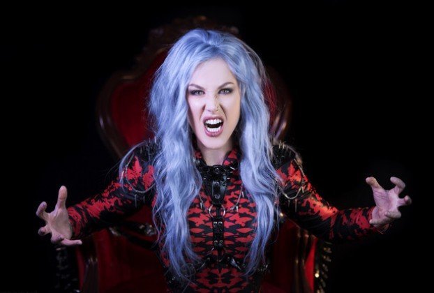 Alissa White-Gluz: La Voz Camaleónica del Metal y sus Múltiples Alianzas