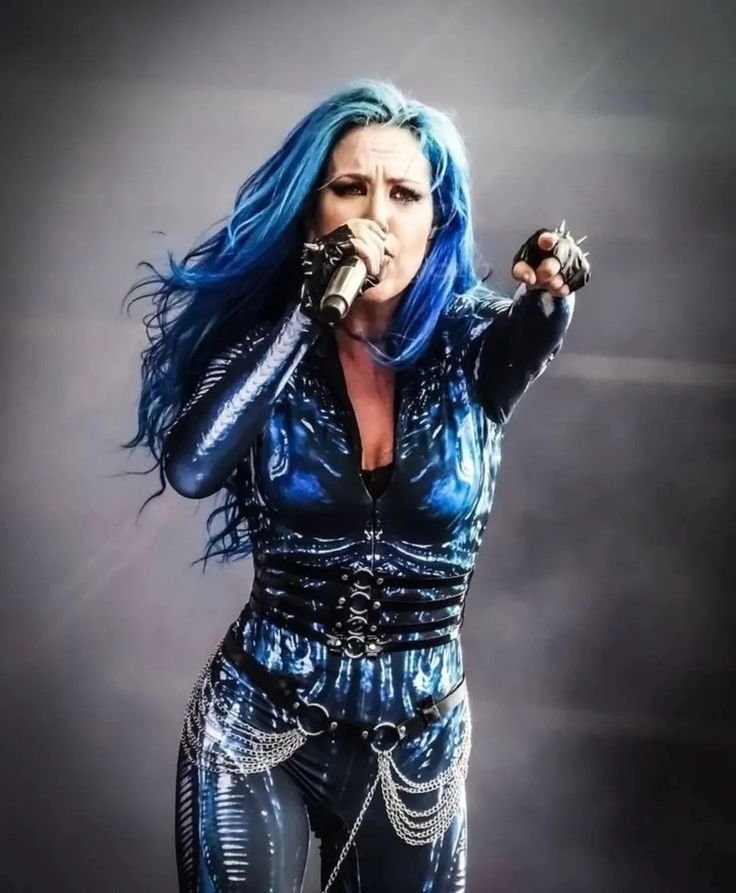 Alissa White-Gluz: La Voz Camaleónica del Metal y sus Múltiples Alianzas